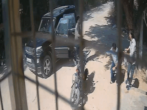 जालोर में स्कॉर्पियो से आए बदमाशों ने लाठी-डंडों से पीटा:शराब दुकान के बाहर की मारपीट, युवक के हाथ-पैर में फैक्चर