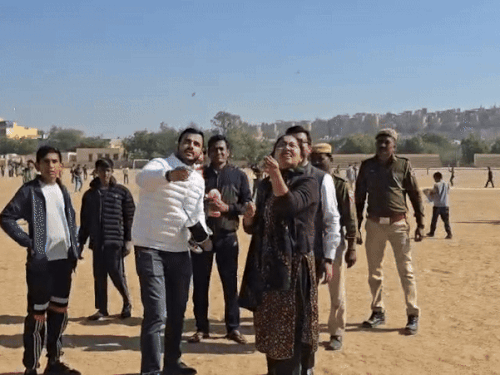 मकर सक्रांति पर जैसलमेर के अधिकारियों ने लड़ाए पेंच:CEO रश्मि रानी और SDO समक्ष गोयल ने टूरिज्म अधिकारी के साथ उड़ाए पतंग