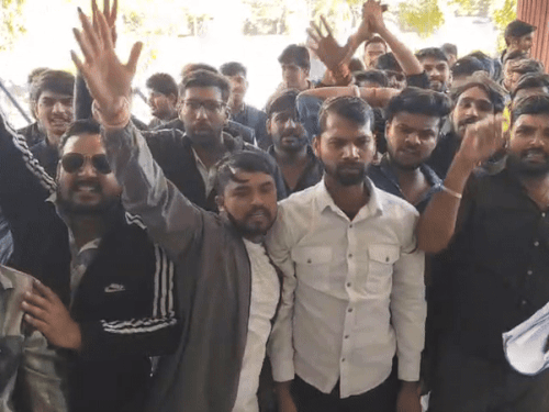 कोटा यूनिवर्सिटी में स्टूडेंट्स का प्रदर्शन:बोले, रिजल्ट में धांधली, रीवैल्यूएशन में घोटाला बंद हो, सेमस्टर फीस कम हो