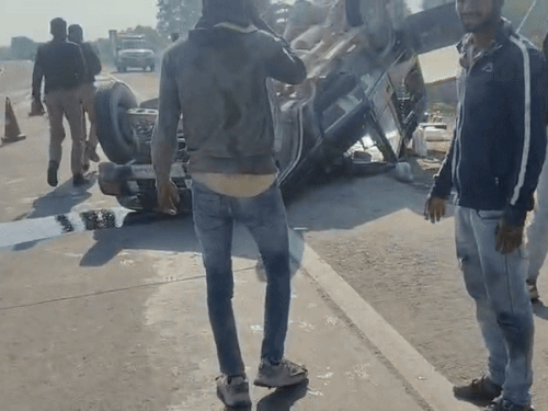 कोटा में तेज रफ्तार बोलेरो पलटी, 13 घायल:खान पर मजदूरी के लिए जा रहे थे, ओवरटेक करते समय बैलेंस बिगड़ा