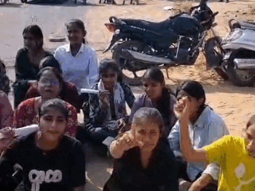 सड़क पर बैठे स्टूडेंट्स, बोले-कॉलेज में खाली पद भरे जाए:जालोर में ABVP और NSUI ने मिलकर किया प्रदर्शन, नारेबाजी की