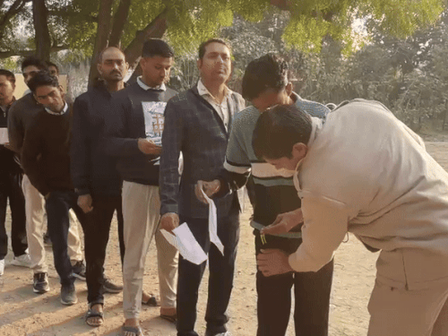 ग्रेड थर्ड टीचर लेवल-2 का एग्जाम तीसरे दिन जारी:चेकिंग कर एक घंटे पहले एन्ट्री; शूज-मौजे खुलवाकर चेक किए, स्टॉल हटवाई