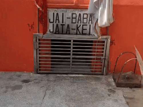 नारनौल में चोरों ने मंदिर को बनाया निशाना:दानपात्र व पूजा सामग्री ले उड़े, रात के समय वारदात, बिजली के केबल भी काटे