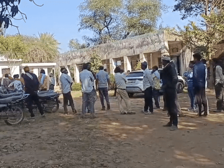 पिकअप ने डेढ़ साल के बच्चे को कुचला, मौत:पहले दीवार पर ठोकी, फिर जल्दबाजी में रिवर्स लेते वक्त कुचला, फलासिया थाना क्षेत्र का मामला