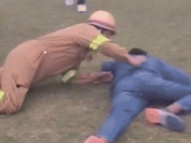 आगरा पुलिस लाइन हवाई हमले में घायल हुए लोग:घरों में लगी आग, घायलों को हॉस्पिटल पहुंचाया, सायरन बजते ही ब्लैकआउट मॉक ड्रिल हुई शुरू