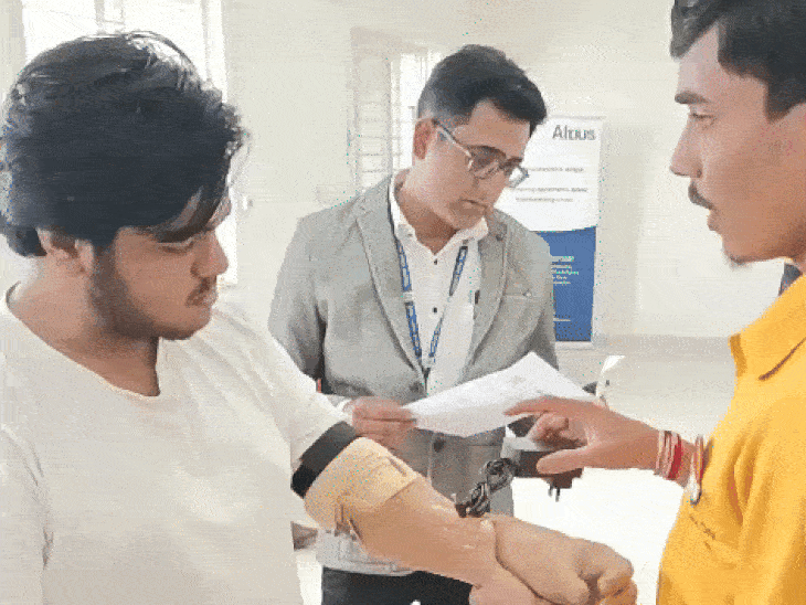 इलेक्ट्रॉनिक हैंड से 23 साल बाद फिर चला सकेंगे वाहन:​​​​​​​अब तक 328 लोगों को मिले नए हाथ, आज भोपाल में कैंप का आखिरी दिन