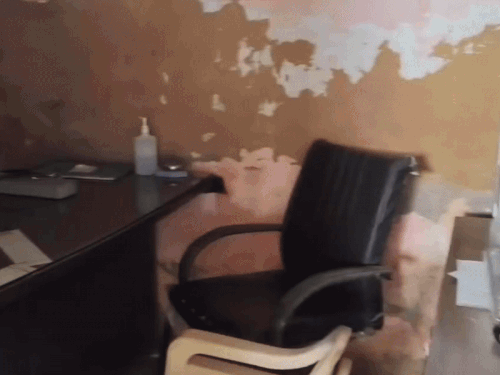 अस्पताल में डॉक्टर नहीं,ग्रामीणों ने विरोध किया:कहा-कंपाउंडर लिख रहे दवा;आरोप-डॉक्टर महीने भर नहीं आती