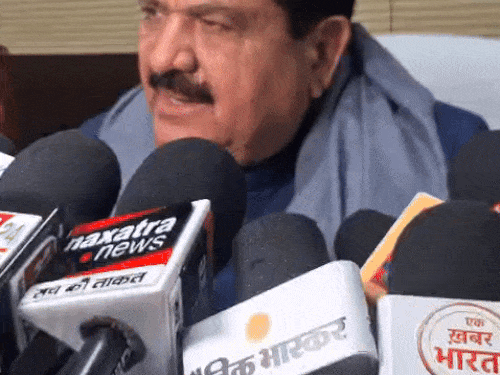 यूजीसी के सवाल पर प्रेसकांफ्रेंस छोडकर भागे BJP-MLA अवधेश सिंह:बोले-हमें नहीं पता UGC नियम, प्रदर्शनकारी हमसे पूछकर नहीं बैठे