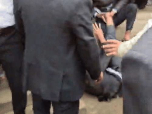 रेवाड़ी कोर्ट में वकीलों में जमकर चले लात और घूसे:जूतों से भी हमला, Video, दुर्घटना बीमा मुआवजा क्लेम का कमीशन बताई जा रही वजह