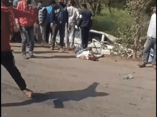 बोलेरो कार पलटी, दो की मौत:लव मैरिज करने वाले युवक को कार में पटक कर ले जाते समय हादसा