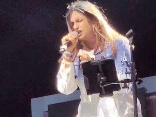 डेजर्ट फेस्टिवल में ‘धुरंधर’ के गानों पर झूमे दर्शक:बॉलीवुड सिंगर मधुमति बागची की सुरमयी तान और आसमान में 200 ड्रोन्स ने बनाया तिरंगा