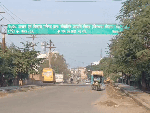 मेरठ में जागृति विहार एक्सटेंशन का सफर हुआ असुरक्षित:आए दिन हो रहे हादसे, नाले में गिरी कार, पथ-प्रकाश, बाउंड्री वॉल बड़ी वजह