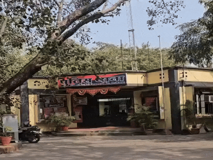 इंदौर के बॉयस हॉस्टल में चोरी:युवक ऑफिस गया था, बदमाश कमरे से 95 हजार नकदी ले गए