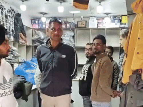 करनाल में गारमेंट शॉप पर बड़ी चोरी:रात में शटर काटकर घुसे चोर, महंगी पेंट्स और कैश लेकर फराऱ