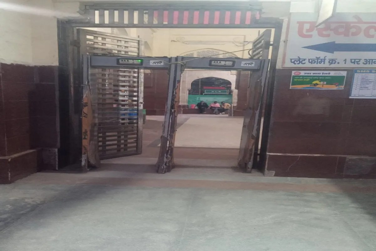 रेलवे स्टेशन पर मेटल डिटेक्टर बना शोपीस, नहीं हो रही यात्रियों की चेकिंग