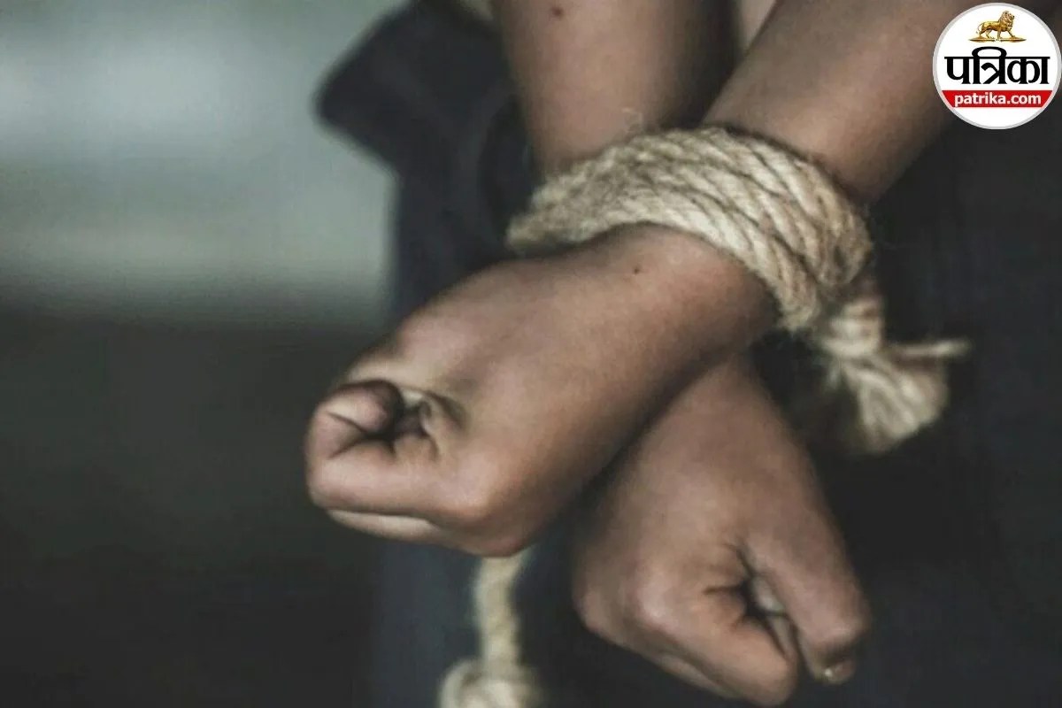 Crime News: रायपुर के शराब दुकान में कर्मचारियों का अपहरण, पुलिस जांच में जुटी