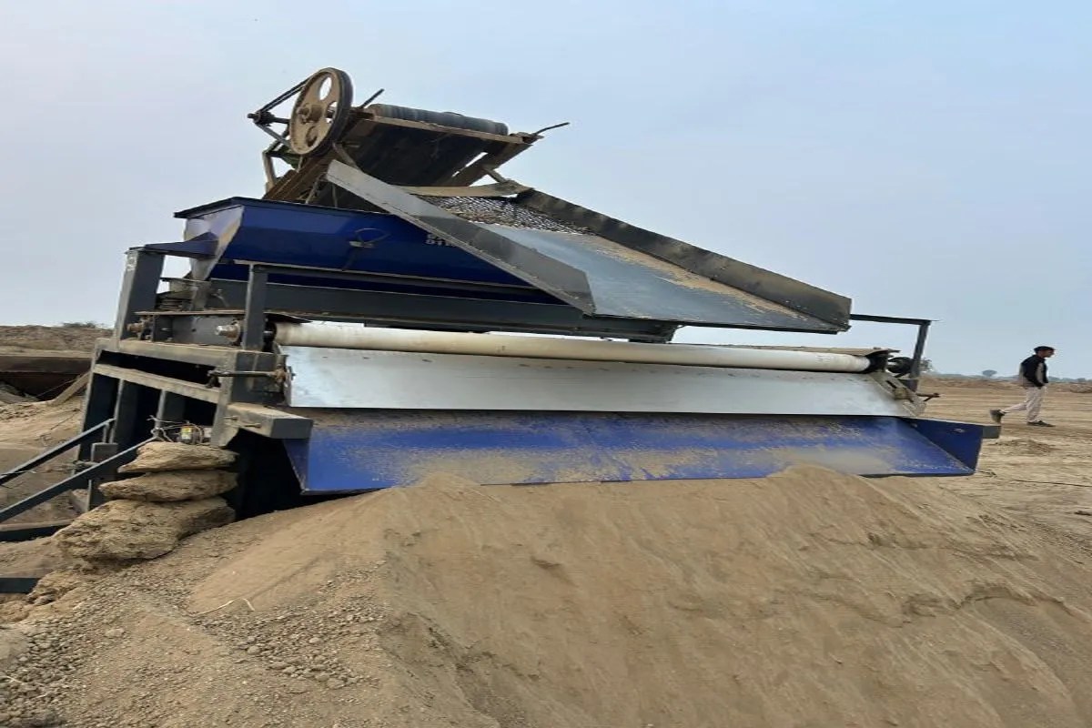 गारनेट माफिया के खिलाफ पुलिस की कार्रवाई, 20 सेपरेटर मशीनें और 3 ट्रैक्टर जब्त