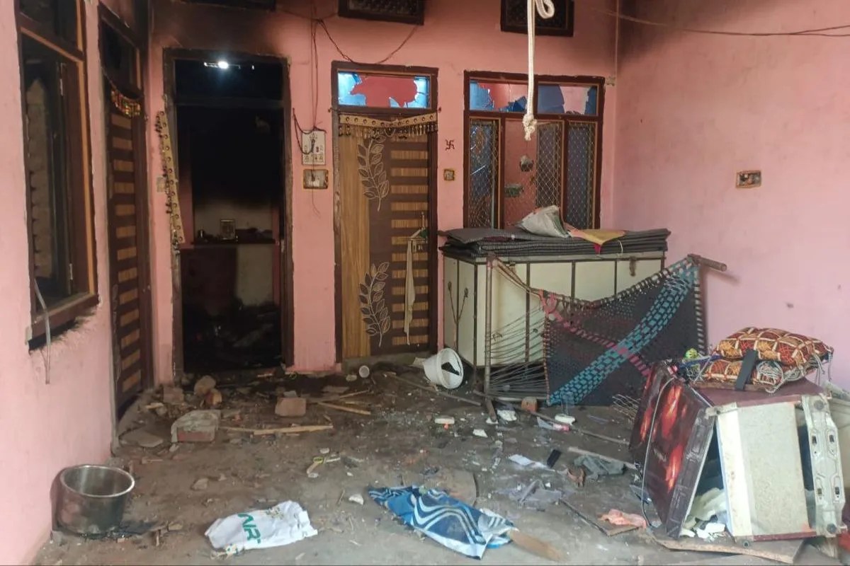 गुस्साए परिजन: घर में घुसकर तोड़फोड़, आगजनी के साथ परिवार पर हमला