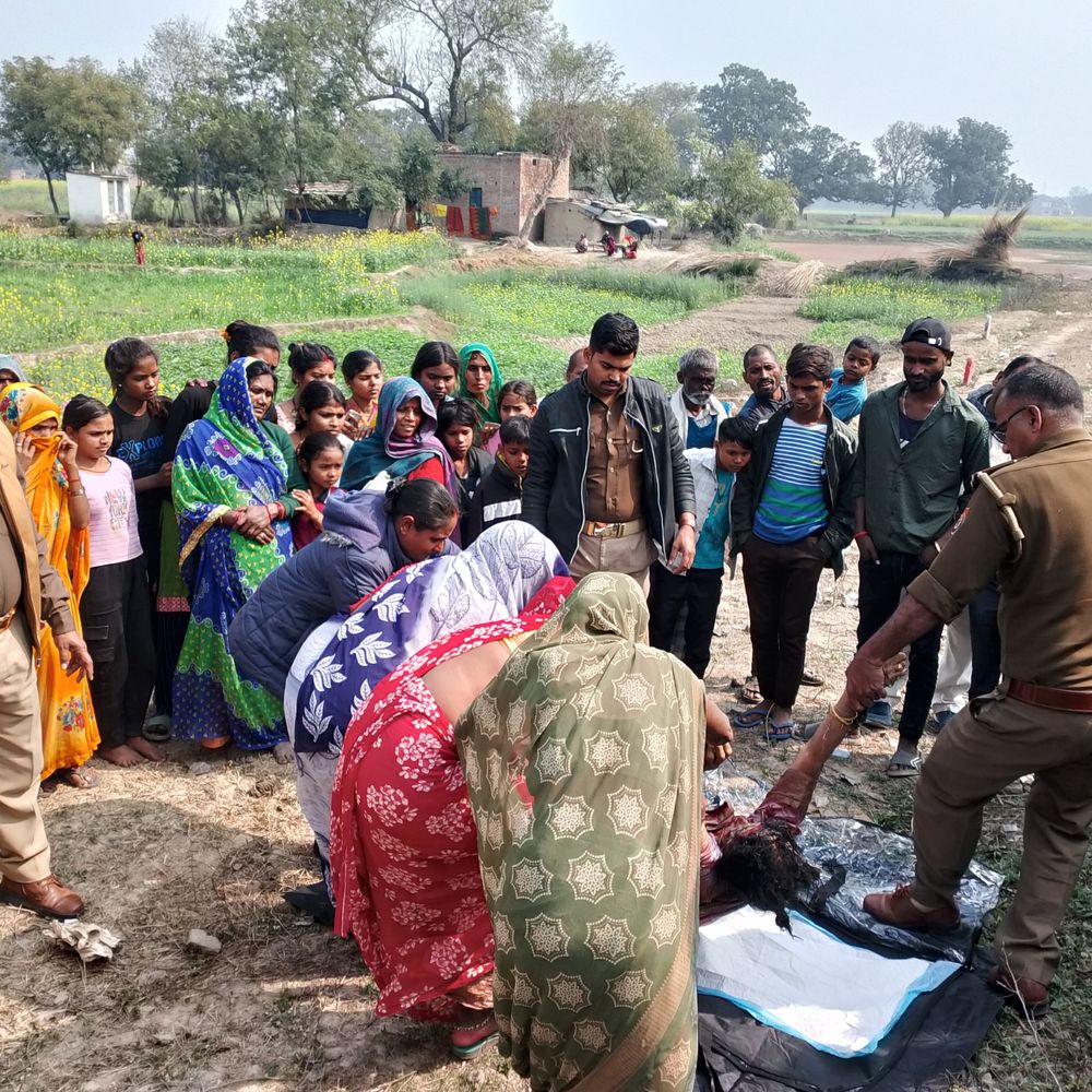 भदोही में ट्रेन से गिरकर महिला की मौत:आंध्र प्रदेश से पति संग वाराणसी जाते समय गिरी, मौके पर दम तोड़ा