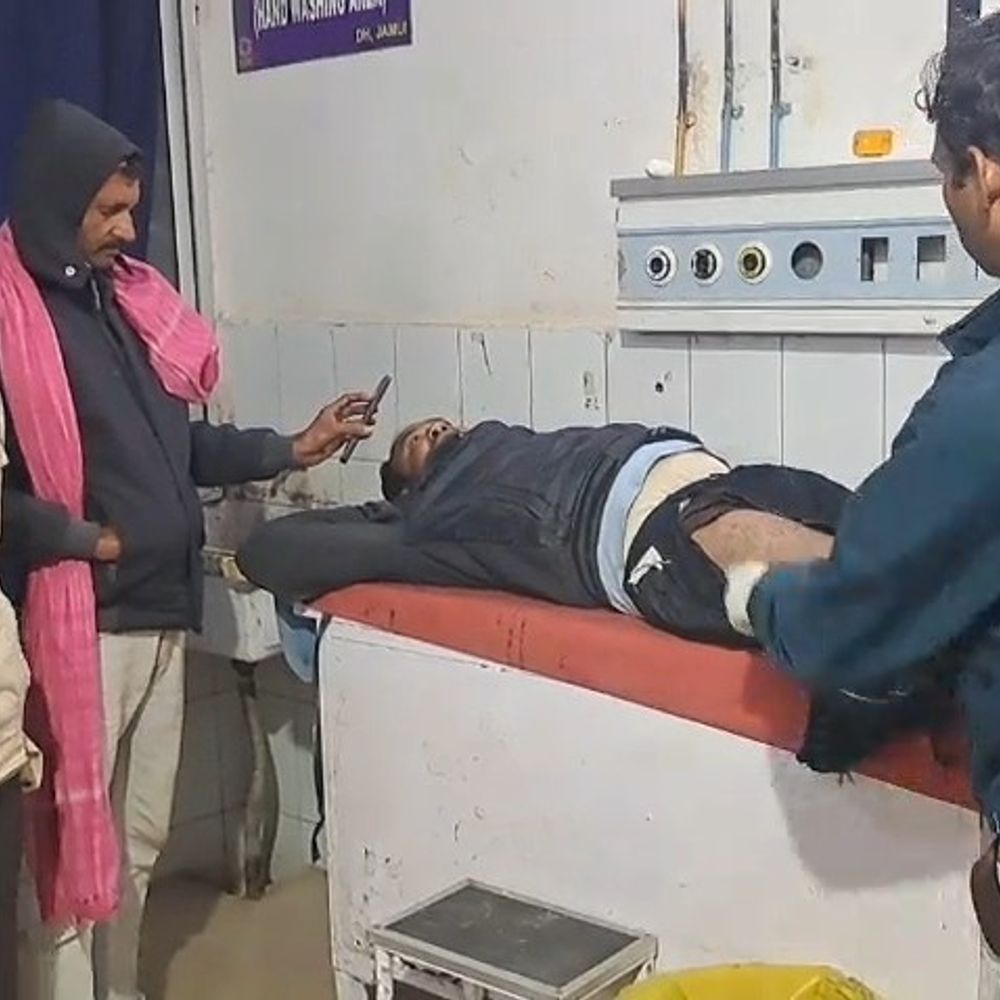 हाइवा की चपेट में आया ऑटो सवार युवक, पैर कुचला:जमुई में बीमार भतीजी को अस्पताल लाते समय हादसा, कॉर्नर में था बैठा