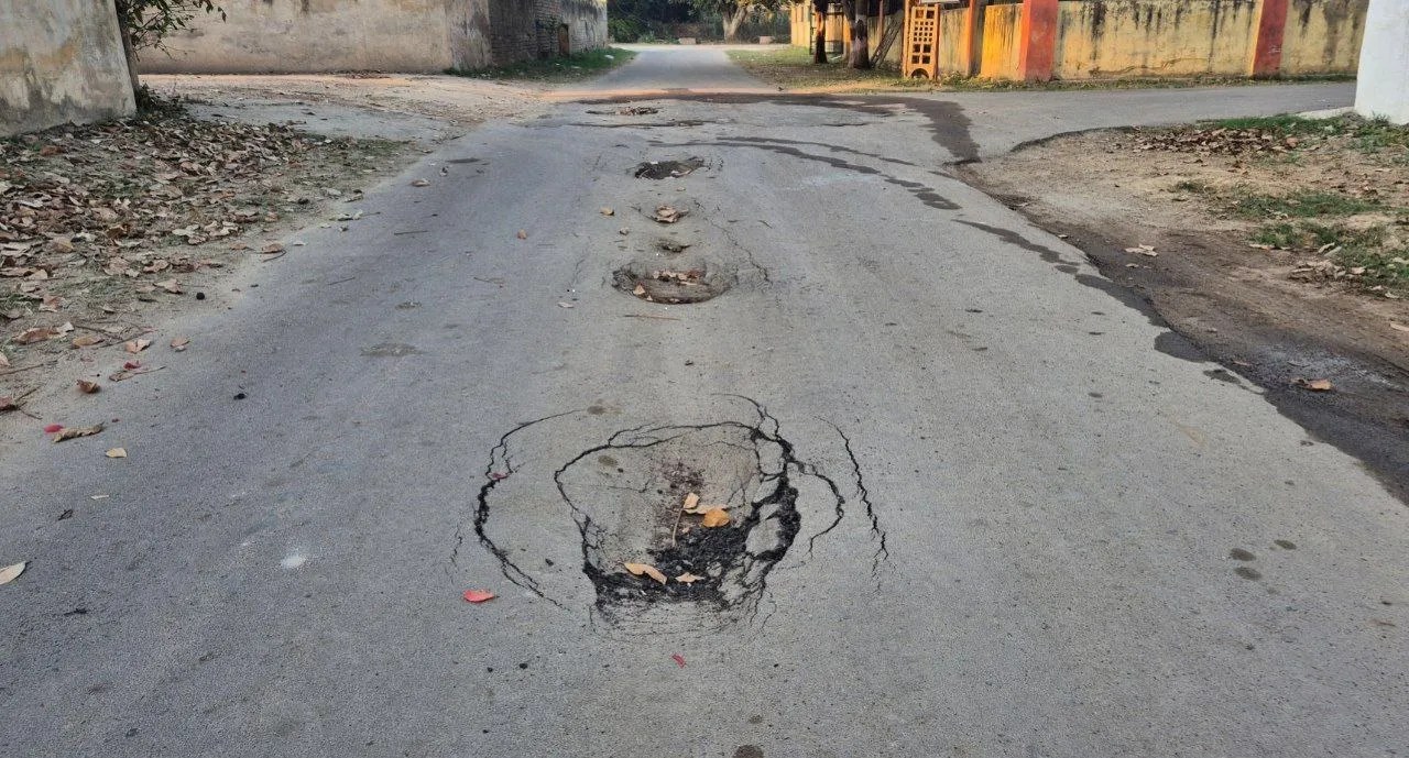 नई सड़कें रुकीं, पुरानी भी धंसीं: थमा नहीं शहर का विकास थमा