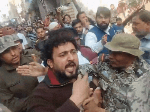 वजीरपुरा में अतिक्रमण पर चला बुलडोजर, लोगों ने किया विरोध:सड़क किनारे बना लिए थे बाथरूम, विरोध के लिए जुटी भीड़ को टास्क फोर्स ने किया नियंत्रित