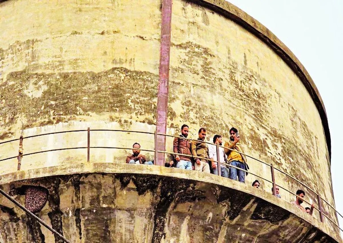 संविदा से हटाया तो टंकी पर चढ़े लैब टेक्नीशियन, रात में नीचे उतरे