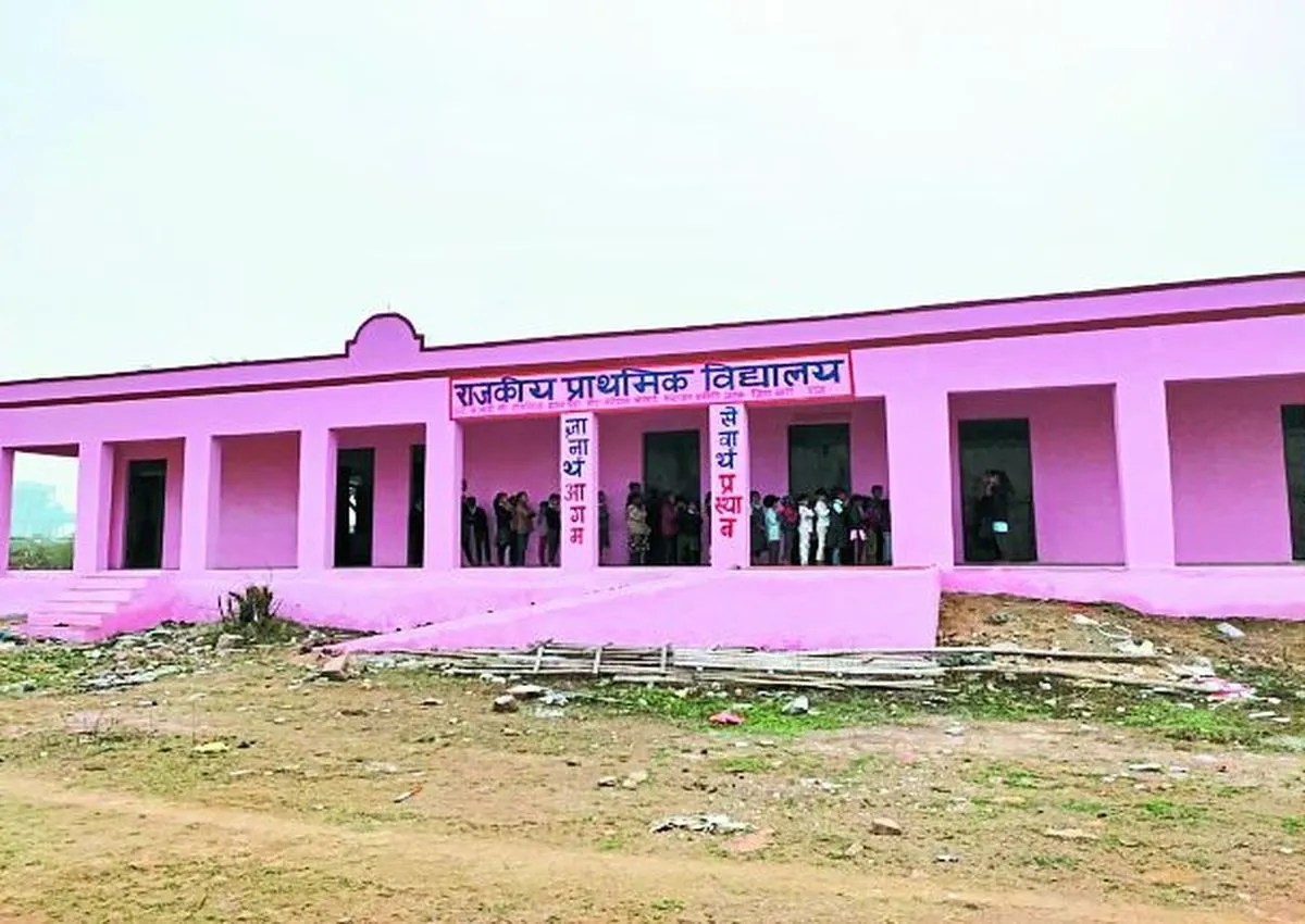डेढ़ दशक बाद अपने भवन में पहुंचा स्कूल, यदि पहुंच मार्ग बन जाए तो राह होगी आसान