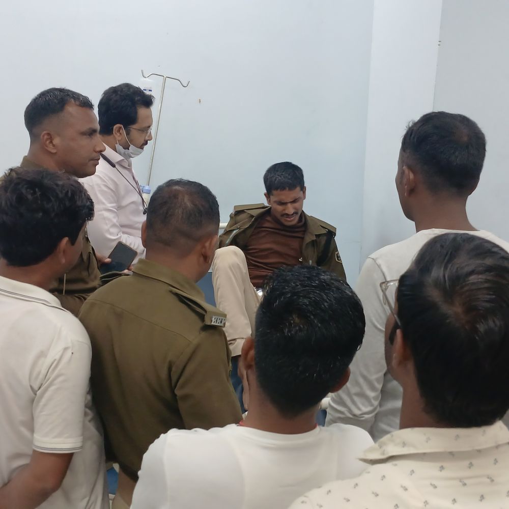शराब छापेमारी के दौरान दीवार गिरने से 2 पुलिसकर्मी घायल:गोपालगंज में चारदीवारी फांदने के दौरान हादसा, आरोपी मौके से फरार