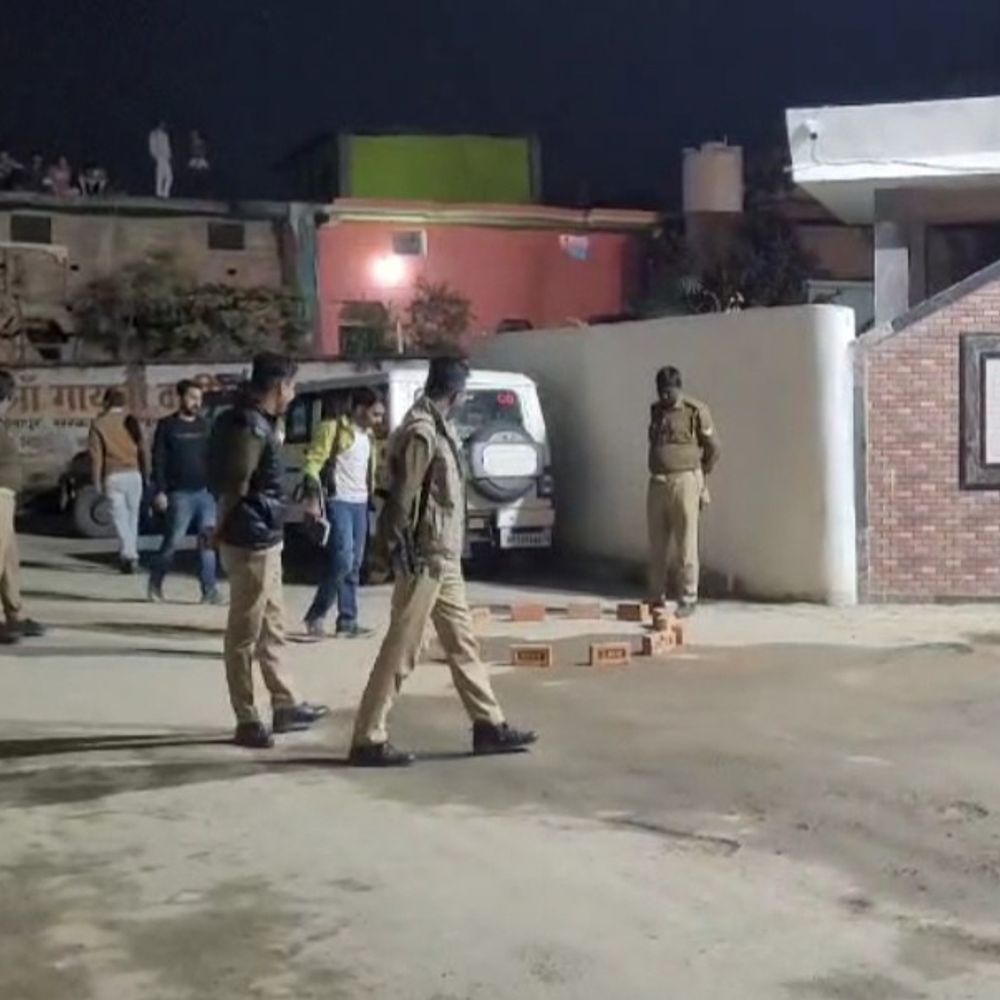 जौनपुर में स्कूल गेट पर दूसरी बार फायरिंग:नकाबपोश बदमाशों ने 20 दिन बाद चलाए कई राउंड गोली, CCTV फुटेज खंगाल रही पुलिस