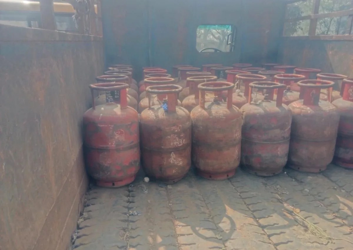 खेरली में अवैध गैस रिफिलिंग पर बड़ी कार्रवाई, 34 सिलेंडर जब्त