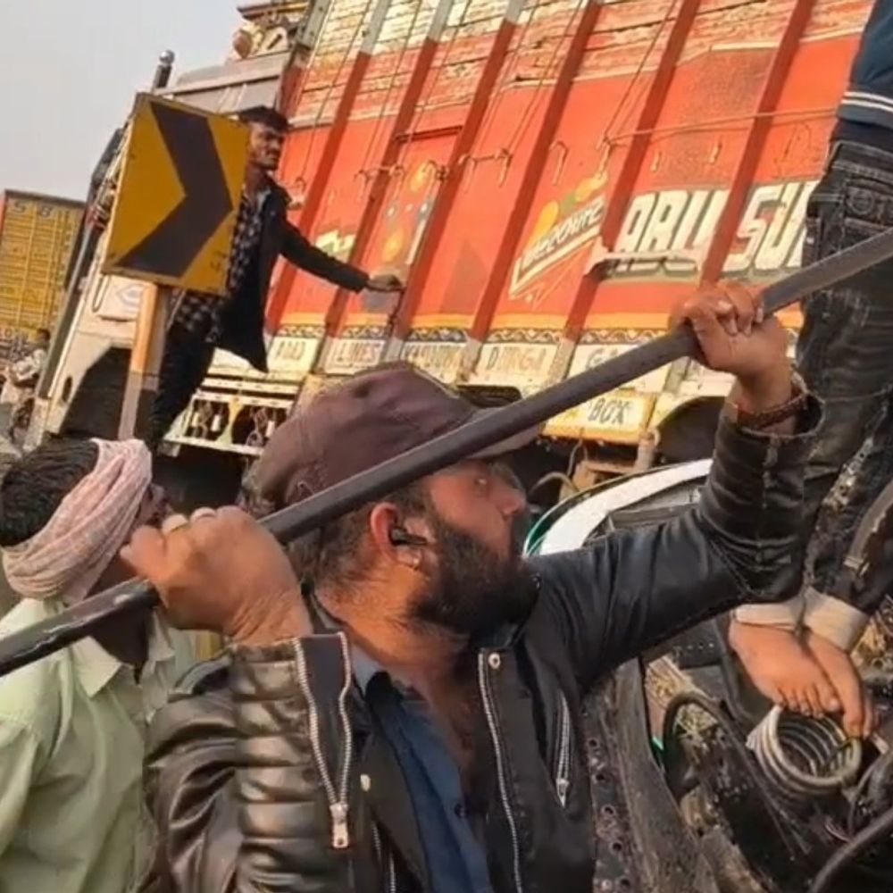 मड़ई घाटी में दो ट्रकों की आमने-सामने भिड़ंत:ट्रक का अगला हिस्सा चकनाचूर; एक ड्राइवर घायल, अस्पताल में भर्ती