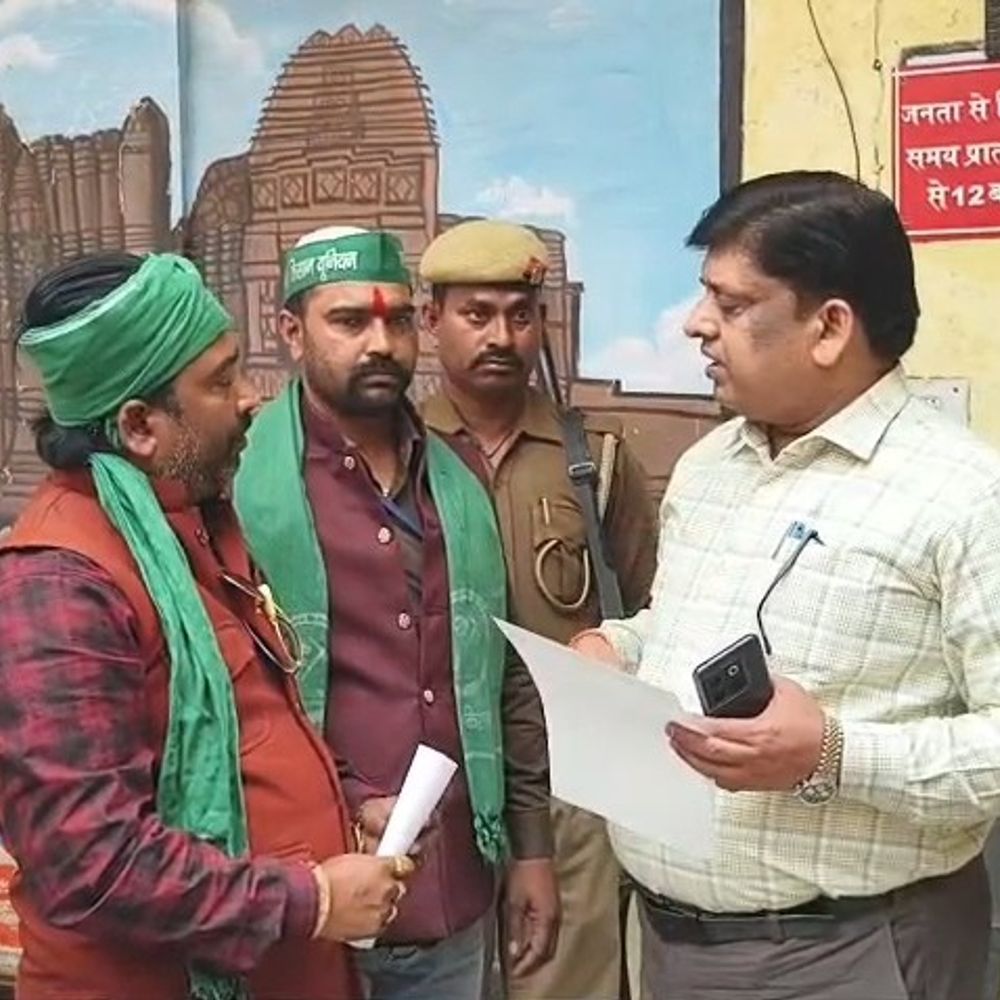 महोबा में सड़क निर्माण में धांधली, किसान नाराज:एसडीएम को ज्ञापन दिया, सात दिन में आंदोलन की चेतावनी