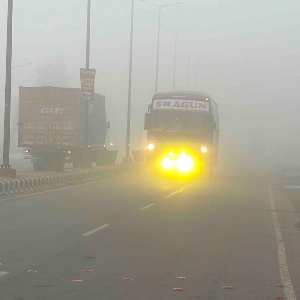 रामपुर में घना कोहरा, विजिबिलिटी हुई बेहद कम:ठंड का असर जारी, लोगों और वाहन चालकों को परेशानी