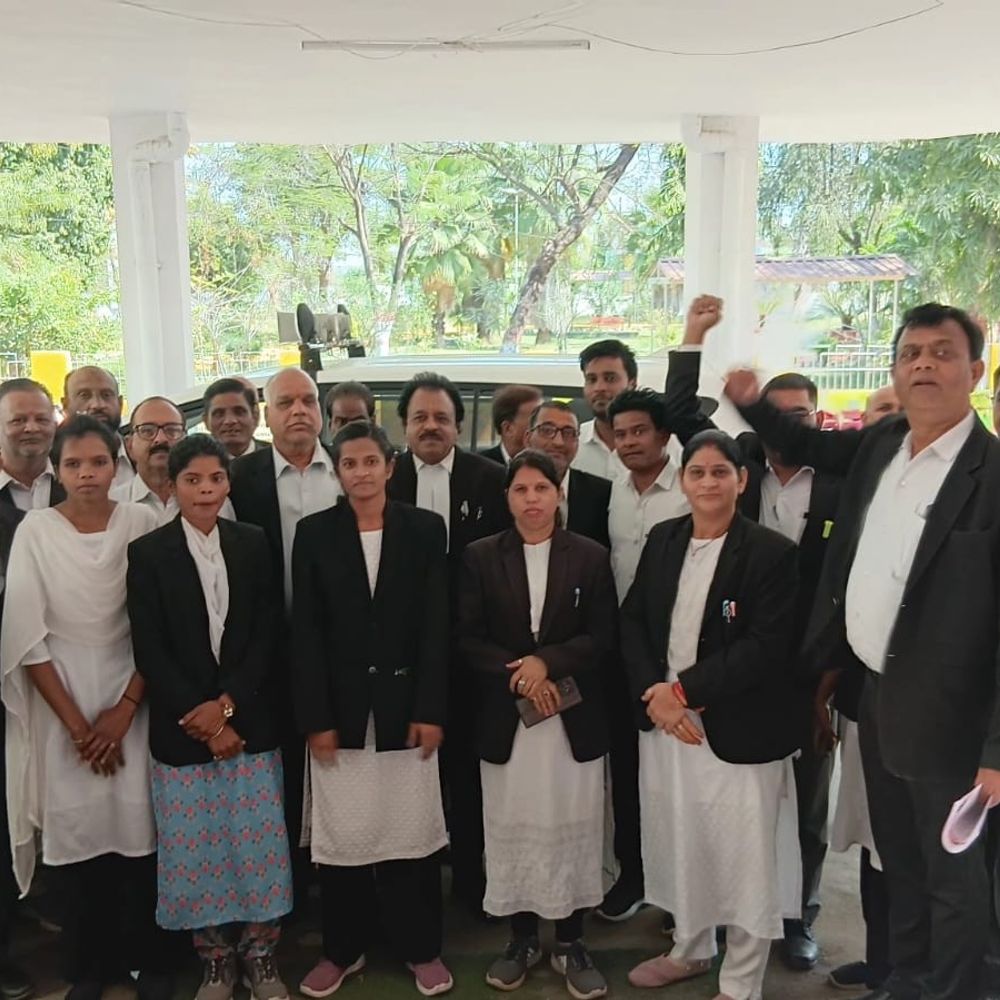 शिवपुरी में अधिवक्ता की गोली मारकर हत्या:रायसेन में वकीलों ने किया प्रदर्शन, प्रोटेक्शन एक्ट की मांग को लेकर दिया ज्ञापन