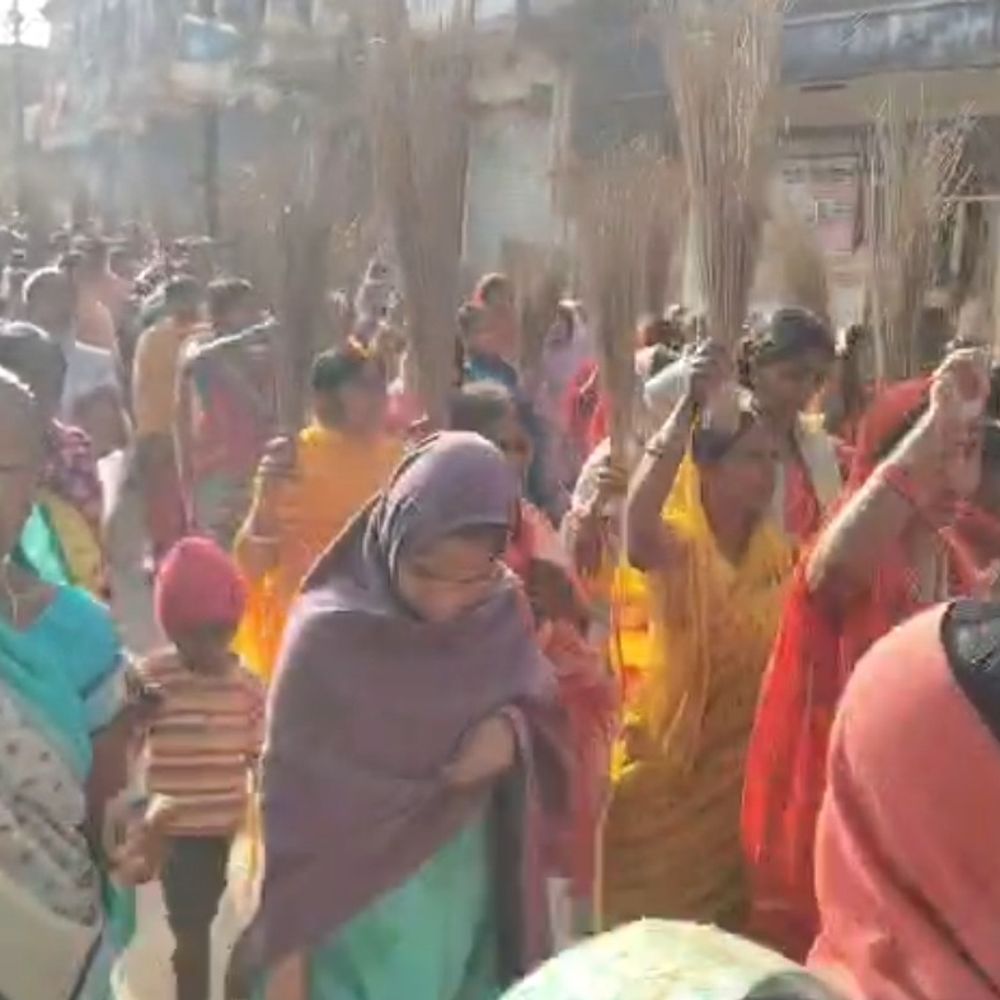 डोमचांच नगर पंचायत चुनाव में बाधा का आरोप:3 नामजद समेत 100 पर मामला दर्ज, महिलाओं के प्रदर्शन के बाद बढ़ा तनाव