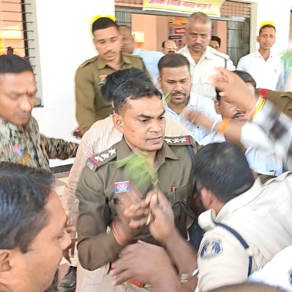 धमतरी विधायक के गांव के सरकारी कॉलेज में बवाल:स्नेह सम्मेलन में महापौर को बेशर्म फूल भेंट करने का प्रयास, युवा मोर्चा-कांग्रेसी आमने-सामने