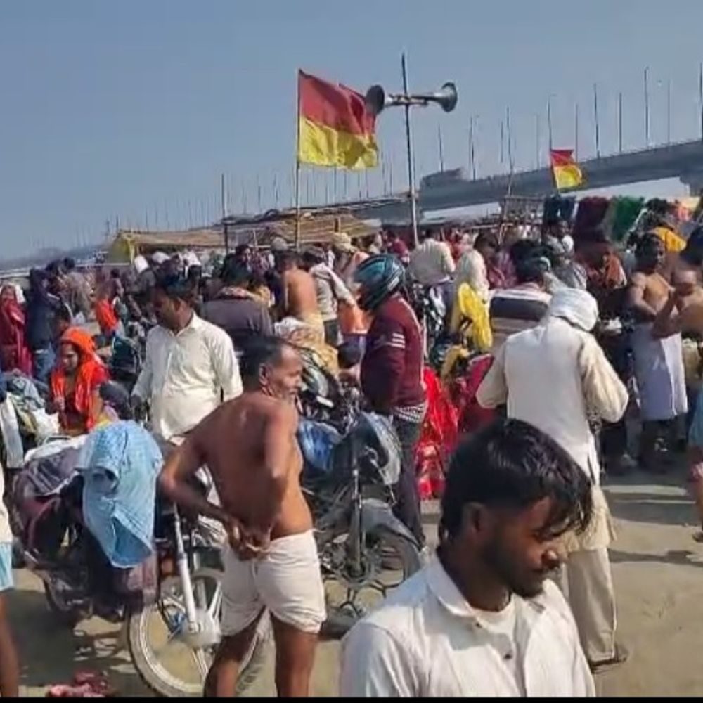 बदायूं के कछला घाट पर माघ पूर्णिमा स्नान:कड़ाके की ठंड में भी उमड़ी श्रद्धालुओं की भीड़, सूर्य देव को दिया अर्घ्य