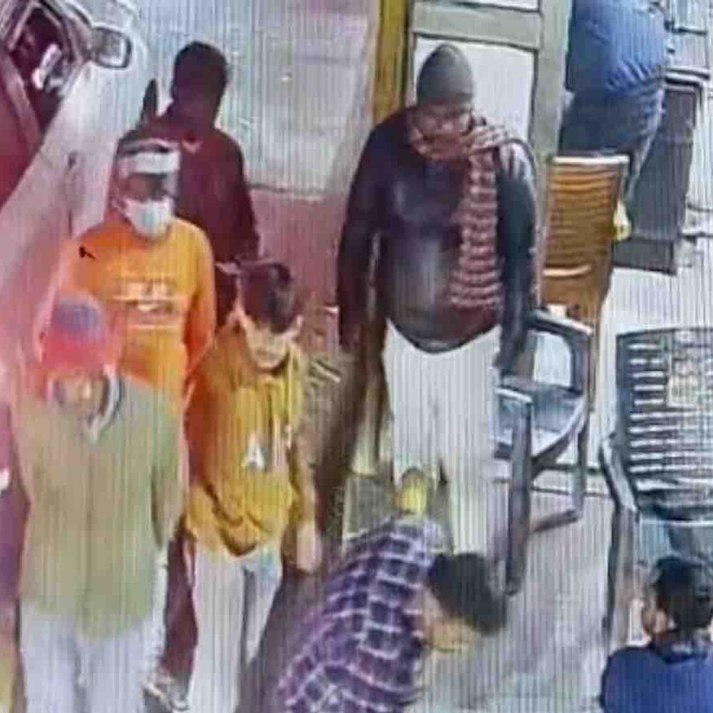 सुगौली टोल प्लाजा पर गाड़ी सवारों का हंगामा:मोतिहारी में टोल कर्मियों से दुर्व्यवहार, एक नामजद समेत कई पर FIR दर्ज