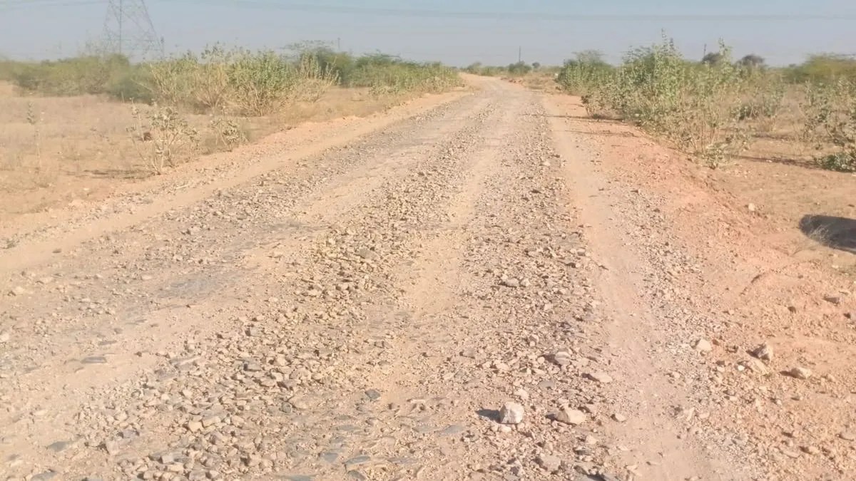 अधूरी सड़क, कंकरीट पर छोड़ा काम: तीन वर्ष पहले स्वीकृत डामर सड़क अब तक पूरी नहीं हो सकी
