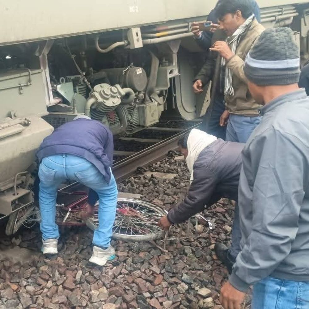 रायबरेली में ड‍िरेल होने से बची इंटरसिटी एक्सप्रेस ट्रेन:इंजन के पहिए में फंसी साइक‍िल, लोको पायलट की सूझबूझ हादसा टला