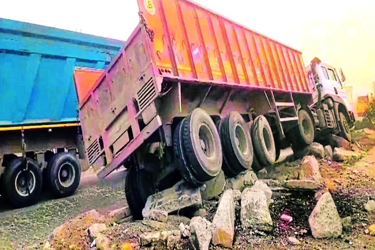 डिवाइडर तोड़ नाले में घुसा ट्रेलर, हाईवे पर घंटों रेंगा ट्रैफिक