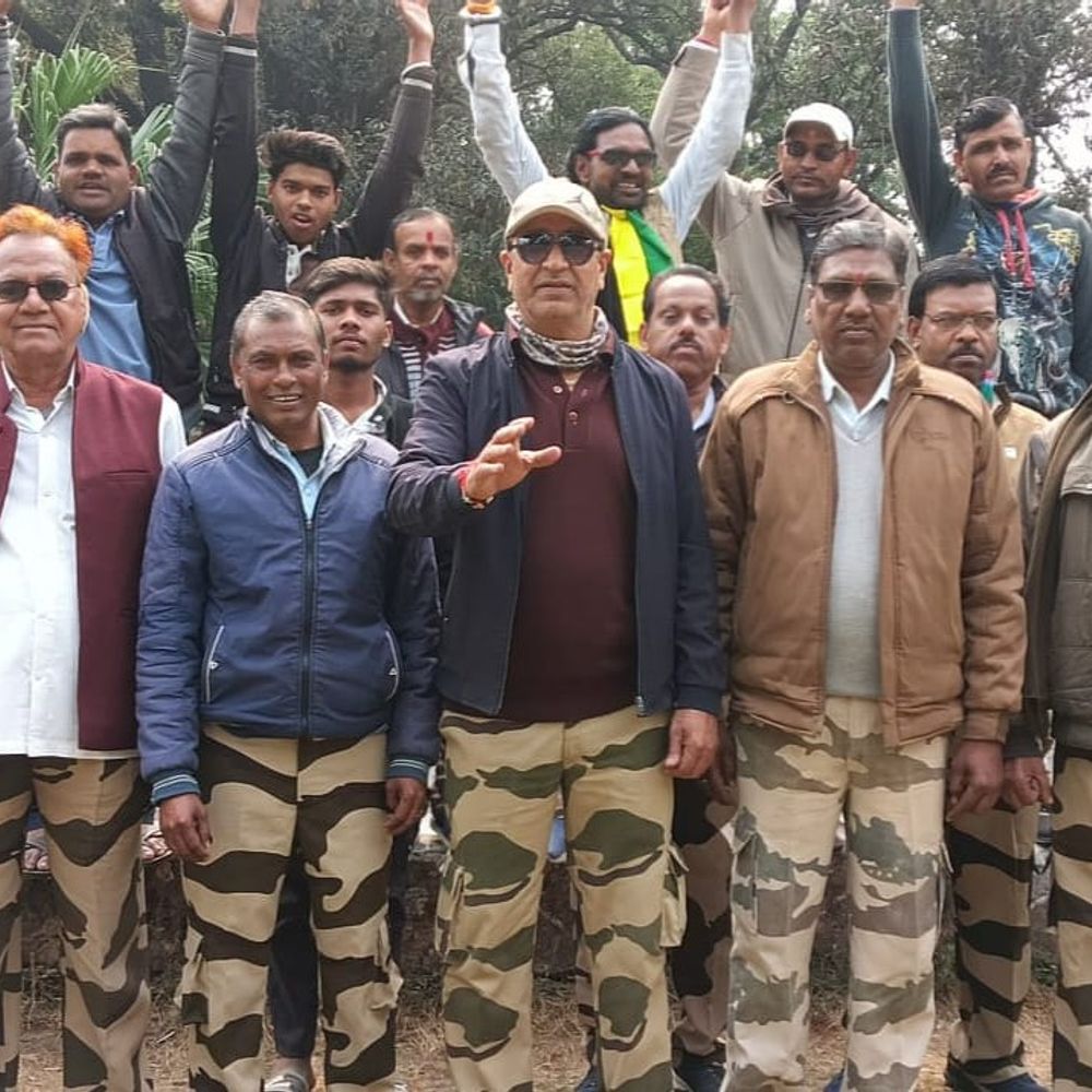 ललितपुर में अमृत योजना की सड़कों को लेकर प्रदर्शन:गुणवत्ता पर नाराजगी, बुंदेलखंड विकास सेना ने कंपनी बाग में दिया धरना