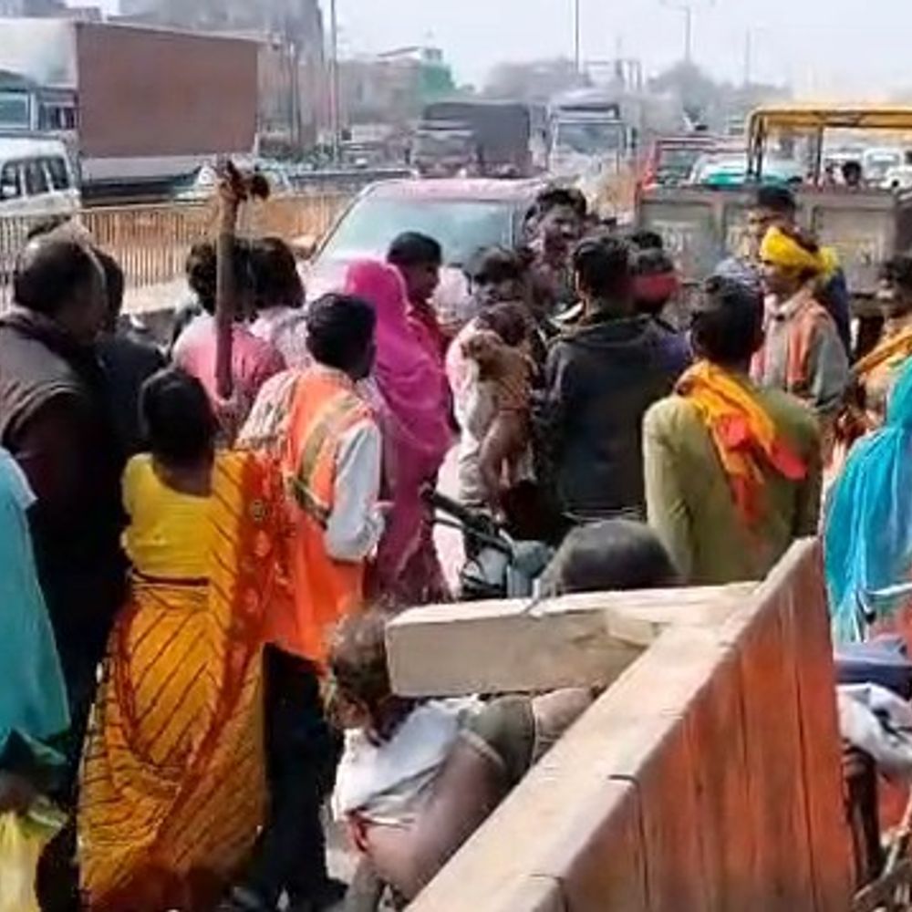 चंदौली में अतिक्रमण हटाने के दौरान ग्रामीणों ने किया हंगामा:सर्विस लेन पर लोगों ने किया विरोध, पंचायत कर्मियों से भिड़े