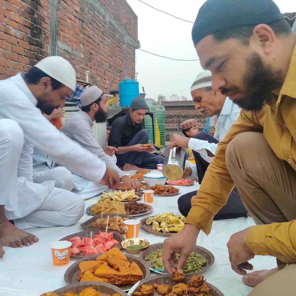 गोरखपुर में रमजान का सातवां रोजा अकीदत से गुजरा:मस्जिदों और बाजारों में रौनक, उलमा ने बताए रोजे के फायदे