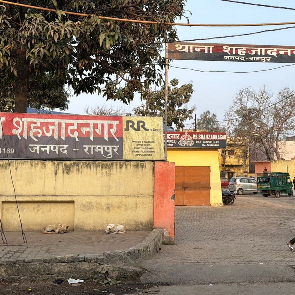 रामपुर में तालाब से युवक का शव मिला:परिजनों ने 12 घंटे बाद भी नहीं दी तहरीर, जांच पोस्टमार्टम रिपोर्ट पर निर्भर