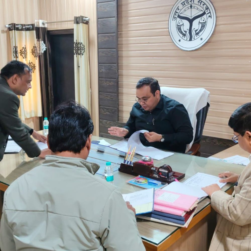 कासगंज डीएम ने सोरों ब्लॉक का किया औचक निरीक्षण:अनुपस्थित मैनेजर पर कार्रवाई के निर्देश, लेखाकार को कारण बताओ नोटिस