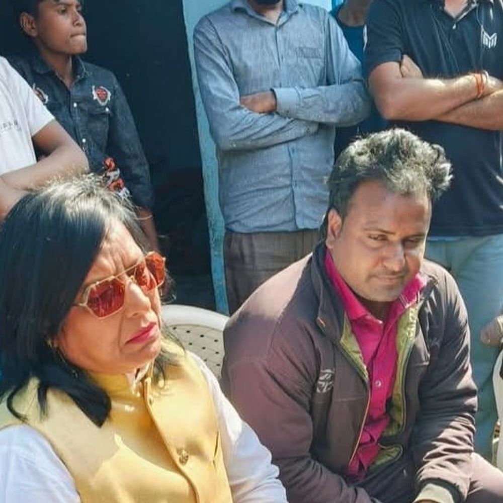 पूर्व-विधायक ने बजौरा में मृतक के परिजनों से मुलाकात किया:रेलवे ट्रैक पर मिला था युवक का शव, निष्पक्ष जांच की मांग की