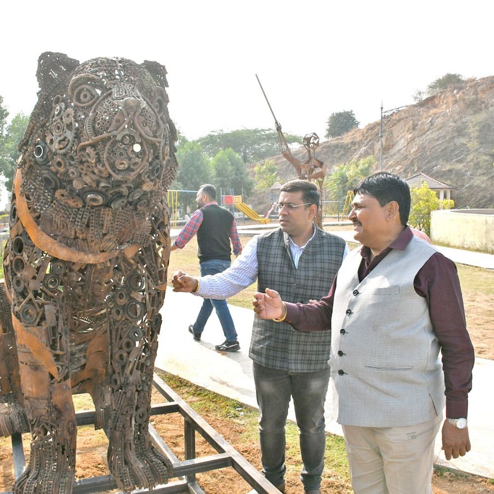 डूंगरपुर में बेकार वस्तुओं से तैयार हो रही आकर्षक कलाकृतियां:शहर के पार्कों में लगेंगी ऊंट, चीता और हाथी की 8 आकर्षक डमी