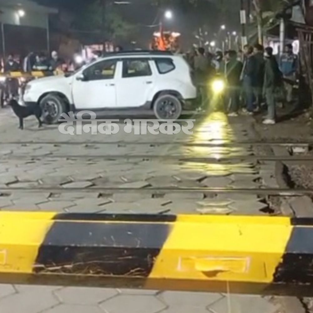 ट्रैक पर फंसी कार, स्वर्ण शताब्दी बाल-बाल बची:इटावा में गेटमैन निलंबित, कार चालक पर केस, अधिकारी निरीक्षण करने पहुंचे